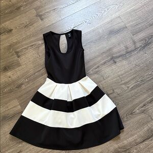 Stylish Black and White TEEN Dress- WINDSOR - size SMALL